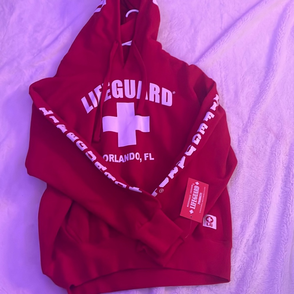 Red lifeguard hoodie, still has tags on, never been worn, very soft.❤️